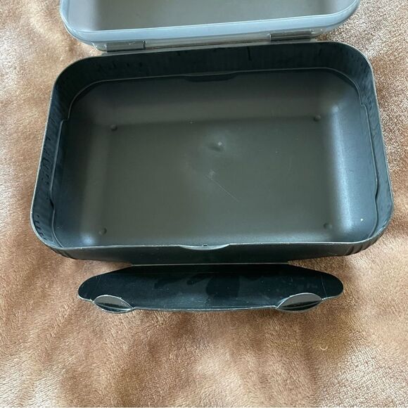 Tupperware Charcoal Large Food/ Sandwich Container with Separator - Picture 6 of 9